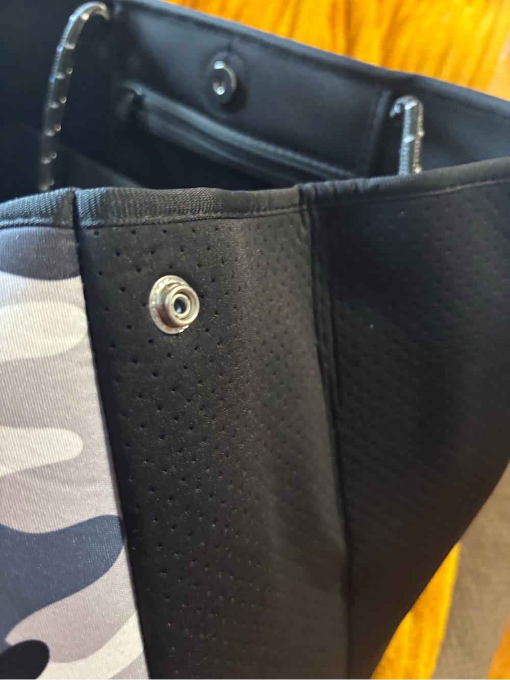 NWT ah•dorned Stylish Camouflage Tote and Pouch Set - Picture 11 of 12